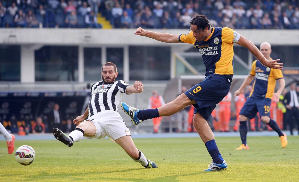 Luca Toni segna il gol dell&#39;1-1 contro la Juventus. Per l&#39;attaccante del Verona la rete numero 22 in questo campionato che lo pone in testa alla classifica marcatori. Ora soltanto Icardi, domenica, pu tentare di raggiungerlo, ma il bomber interista  a quota 20 (Ansa)